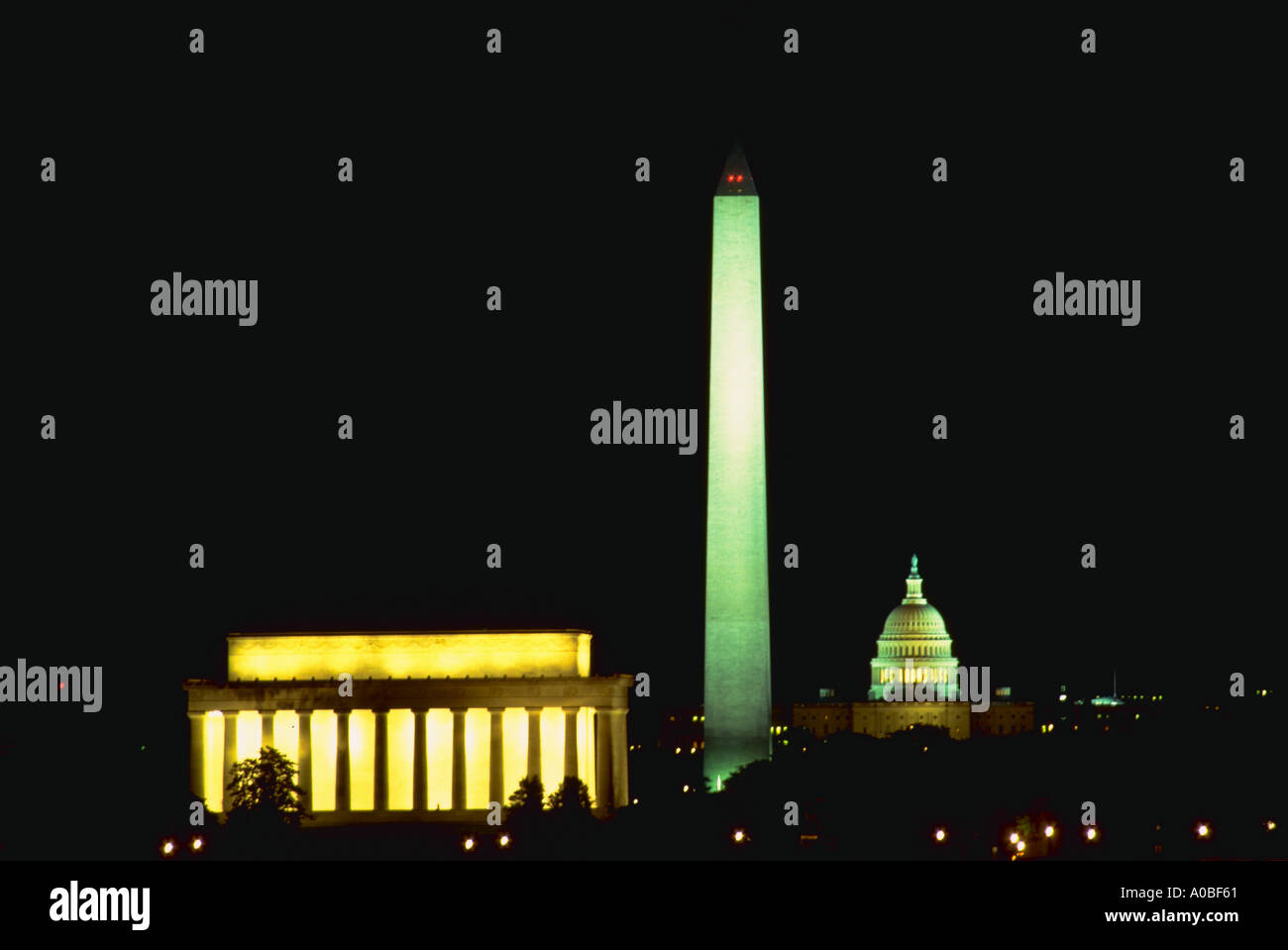 Tres monumentos en línea en la noche Lincoln Memorial, el Monumento a Washington y el Capitolio U DA11255 Foto de stock