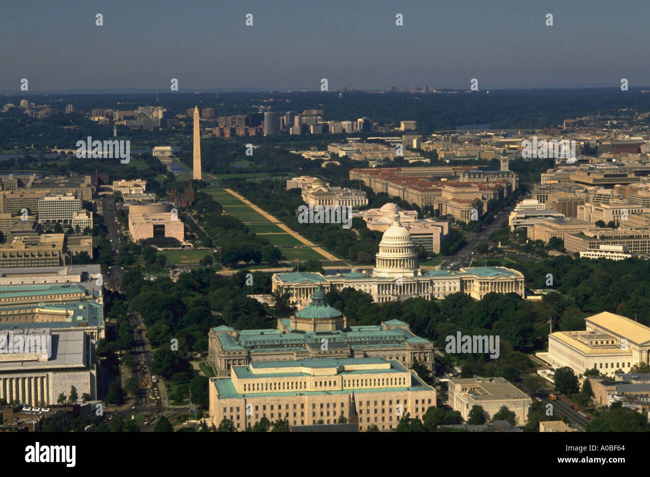 Vista aérea de Washington DC mostrando la U Capitol en primer plano ed63642 Foto de stock