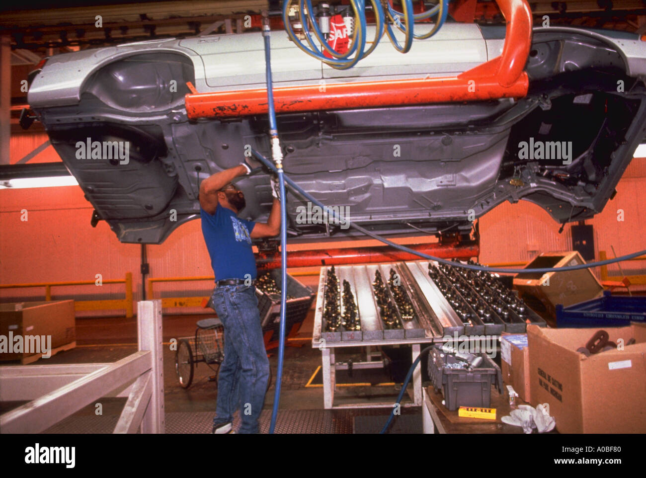 Transportador de inclinación ergonómica en la planta de montaje de automóviles Chrysler en Delaware facilita a trabajadores de ensamblaje para trabajar debajo de vehículos Foto de stock
