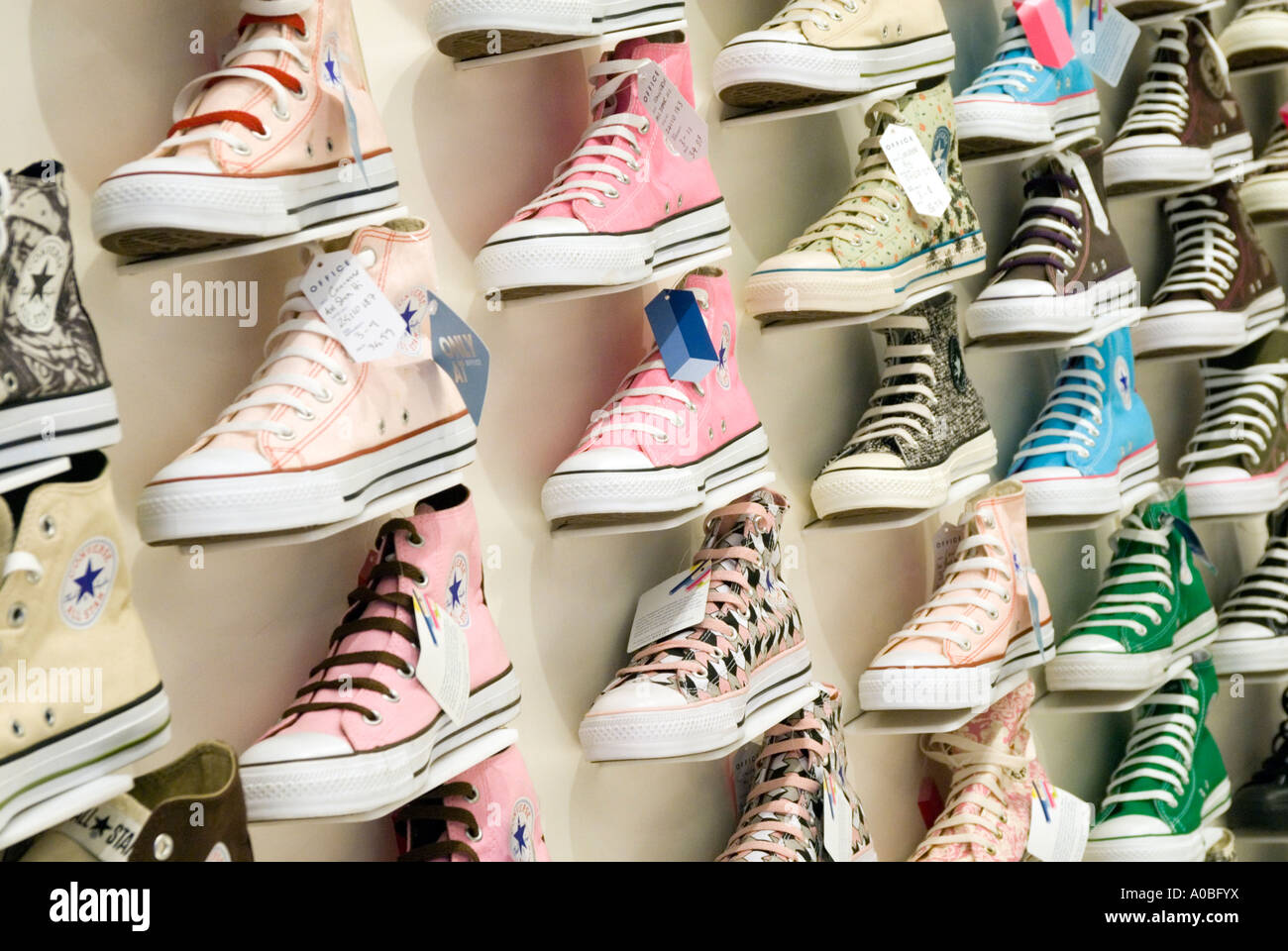 Filas de zapatos Converse All Star en la tienda Inglaterra Fotografía de  stock - Alamy