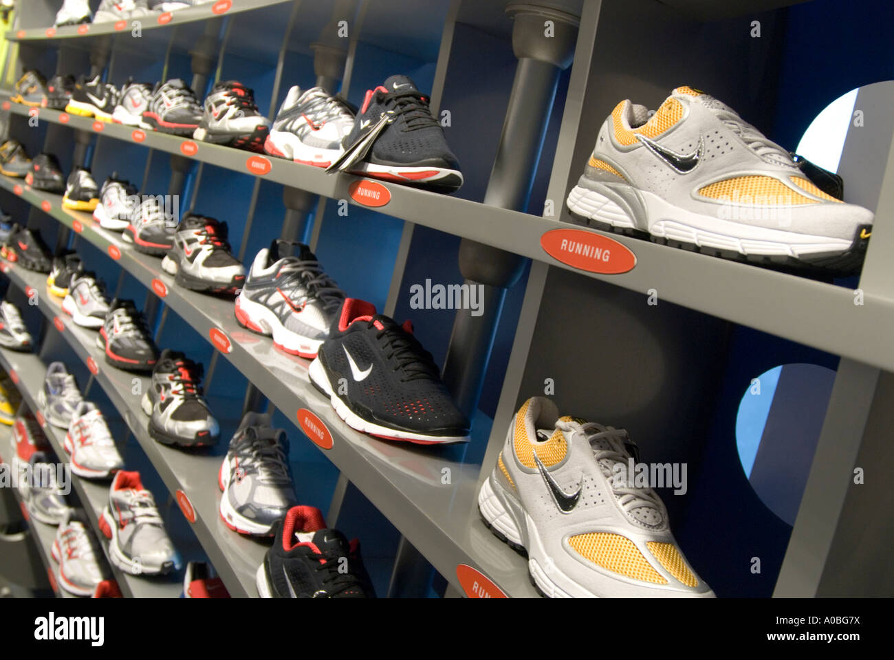 Nike store london fotografías e imágenes de alta resolución - Alamy