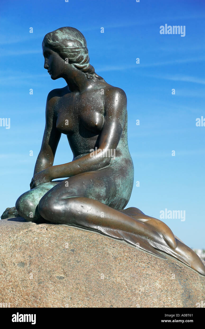 La sirenita, estatua de bronce por Edvard Eriksen 1913, Copenhague, Dinamarca, Europa Foto de stock