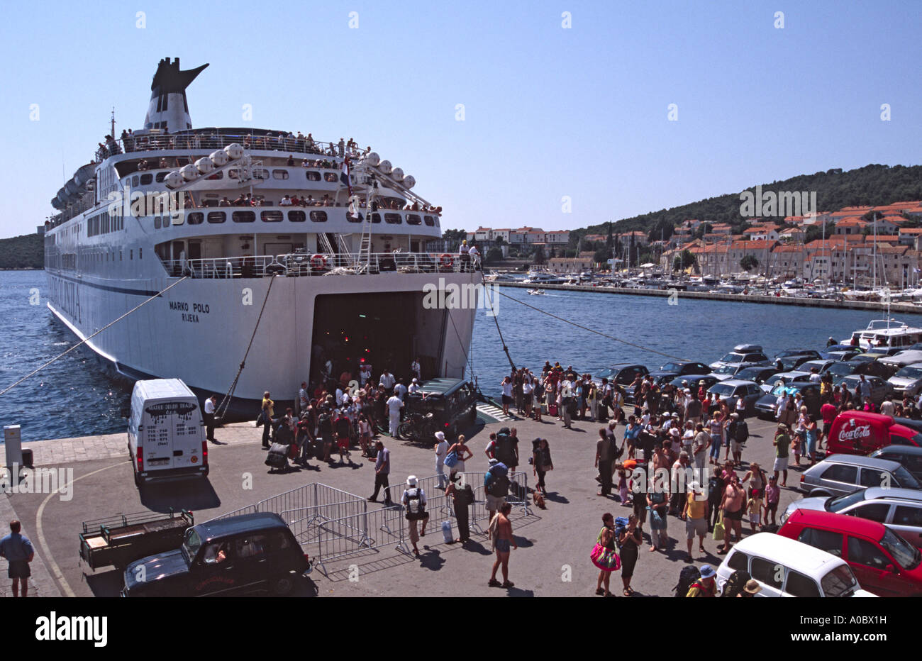 El ferry Jadrolinija croata Marko Polo cargas vehículos en Korcula en el sol de la tarde. Foto de stock