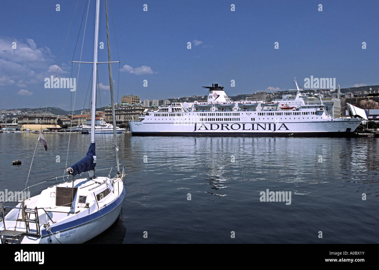 El ferry Jadrolinija croata Marko Polo, en el puerto de Rijeka en el sol de la tarde. Foto de stock
