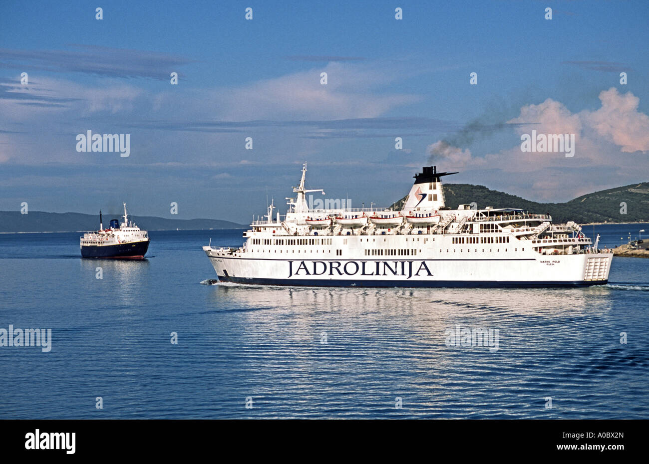 El ferry Jadrolinija croata Marko Polo deja el puerto de Split en el sol por la mañana. Foto de stock