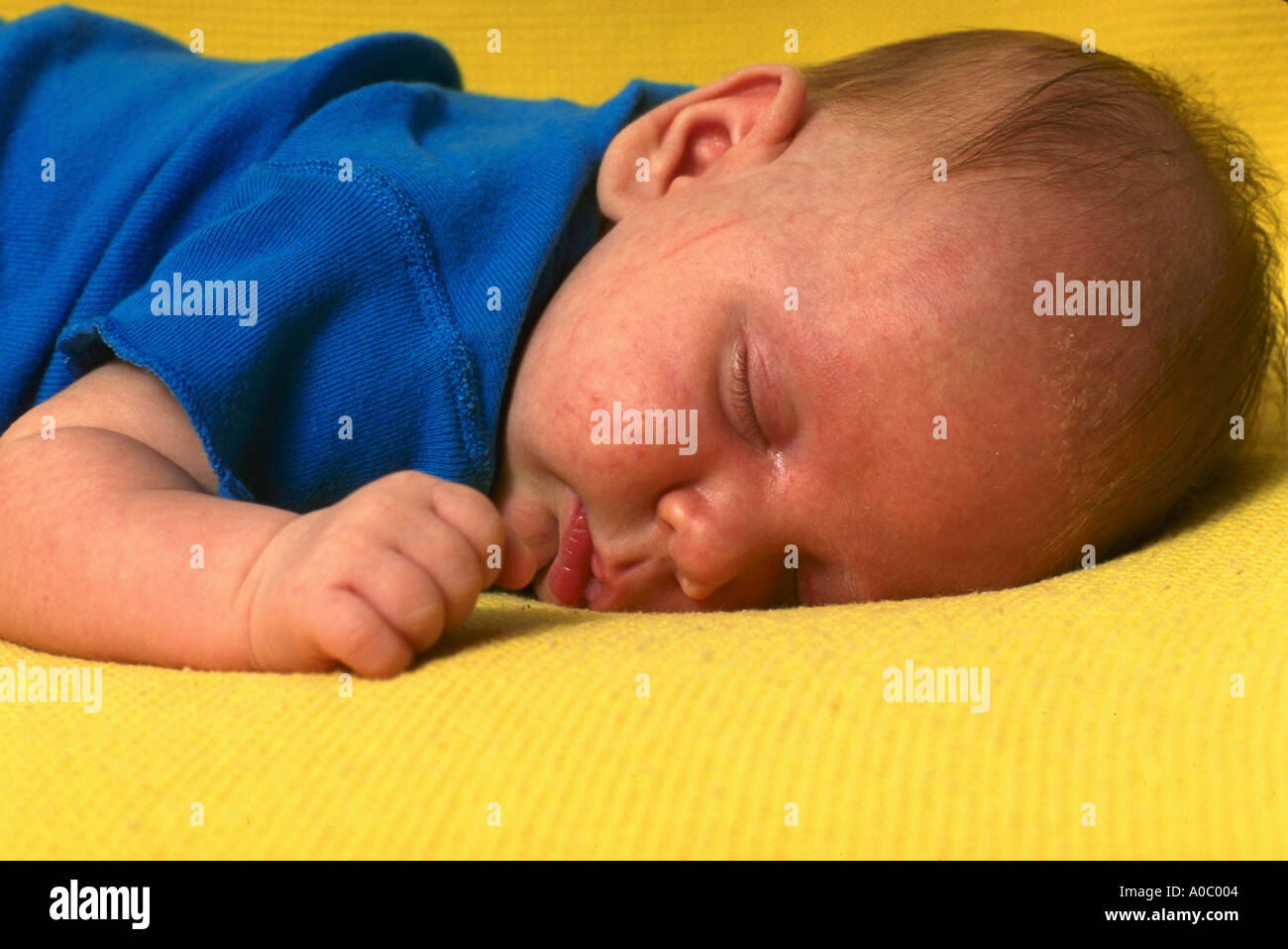 Bebé durmiendo Foto de stock