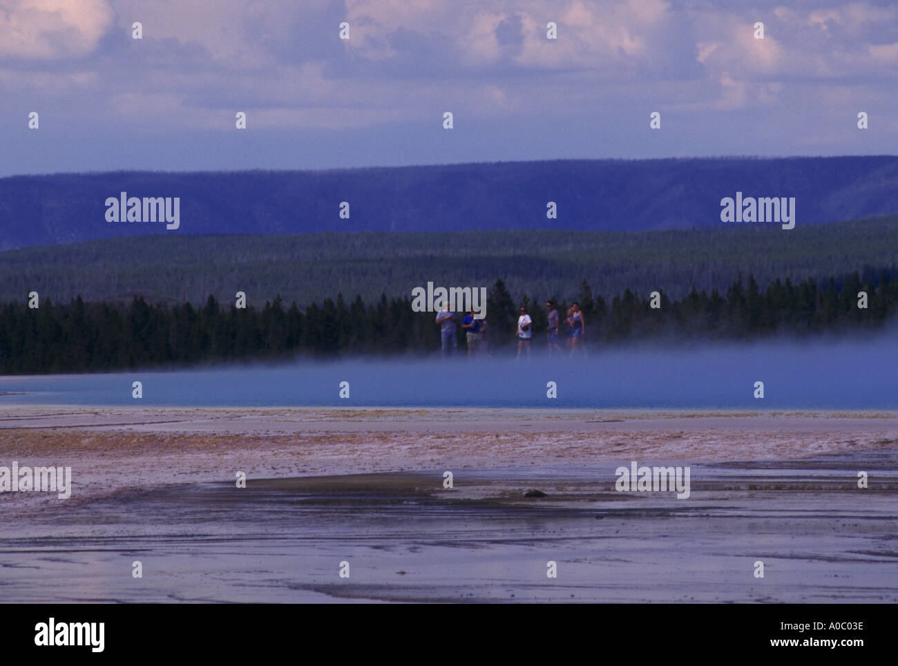 Los turistas cerca Fountain Paint Pot en el Parque Nacional de Yellowstone. Foto de stock