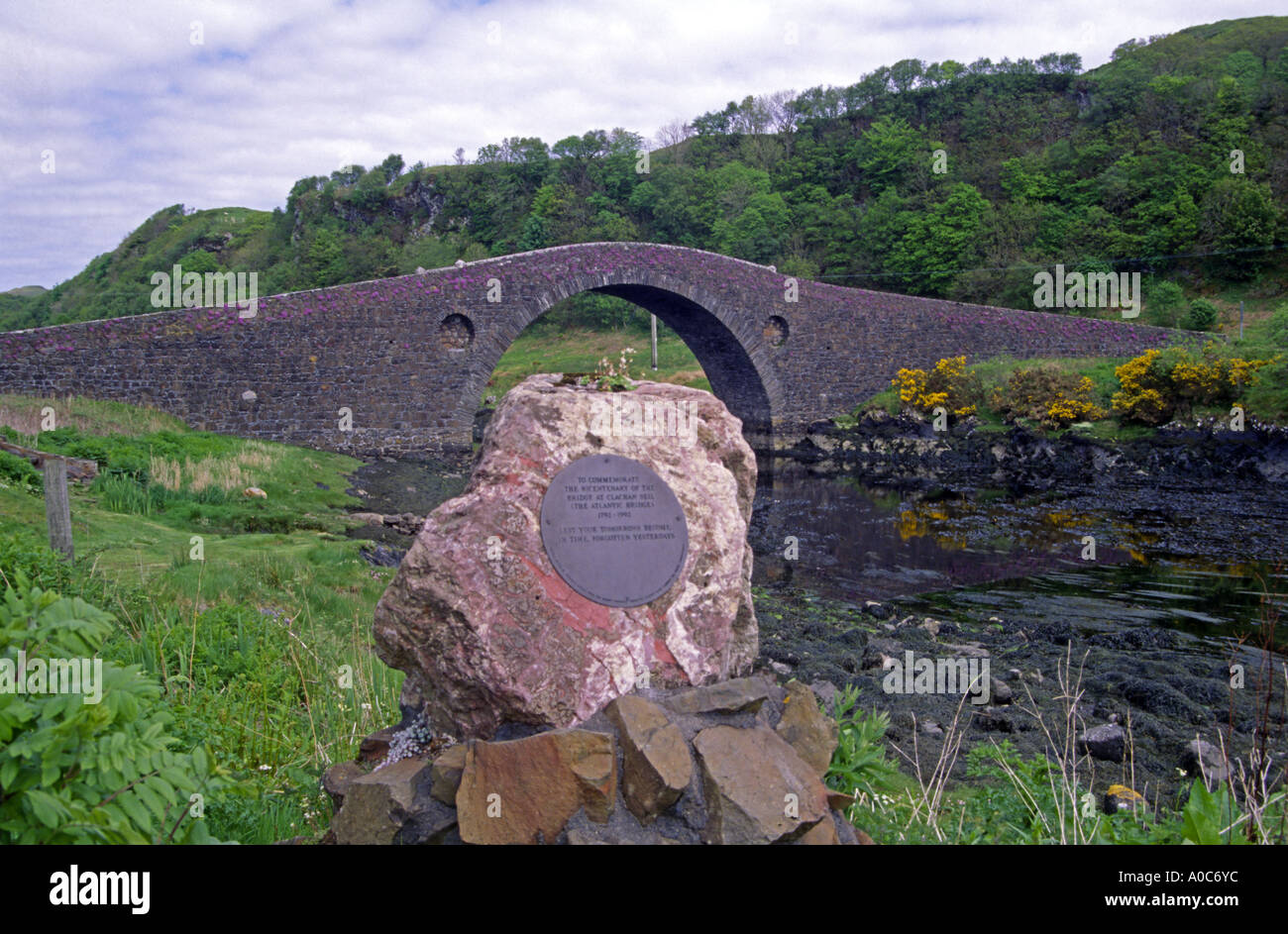 Monumento de piedra en el puente que une el Clachan continental Escocés en la isla de Seil al sur de Oban. Foto de stock