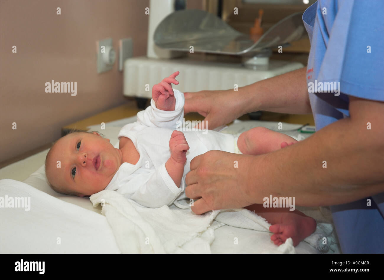 Enfermera vestir chica de un bebé recién nacido en el hospital Fotografía  de stock - Alamy