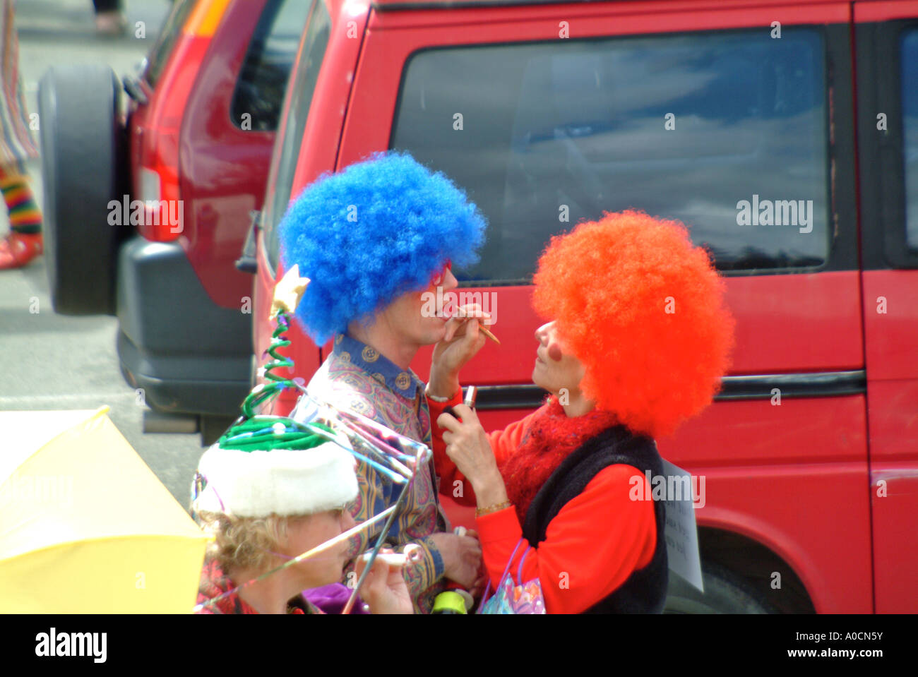 Los payasos retocar su maquillaje antes de la anual Occidental comienza el desfile del Día de los Tontos de California Fotografía de stock - Alamy Los payasos retocar su maquillaje antes de la anual Occidental comienza el desfile del Día de los Tontos de California Fotografía de stock - Alamy