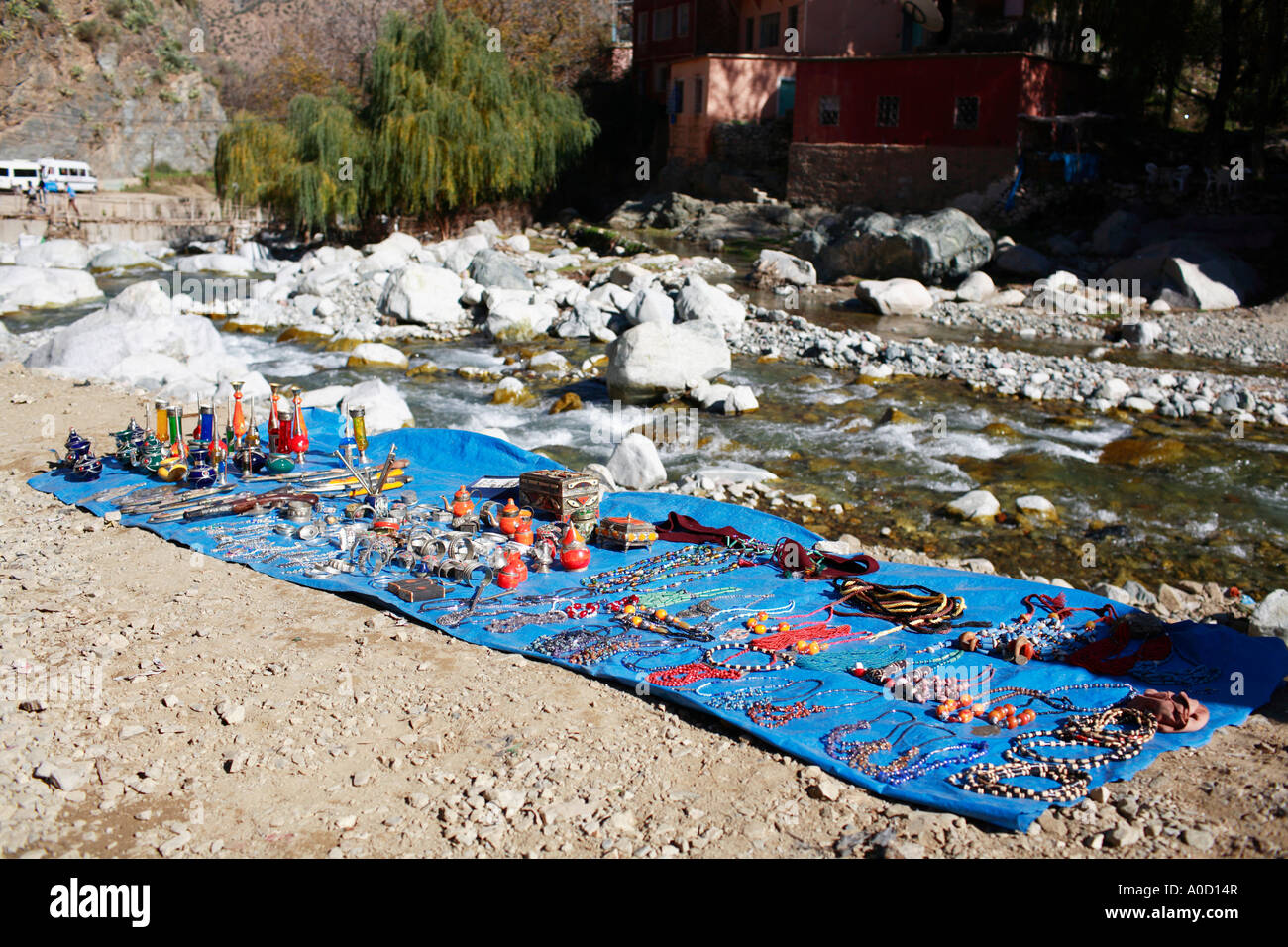 Baratijas establecidas junto al río Ourika en Setti Fatma Foto de stock