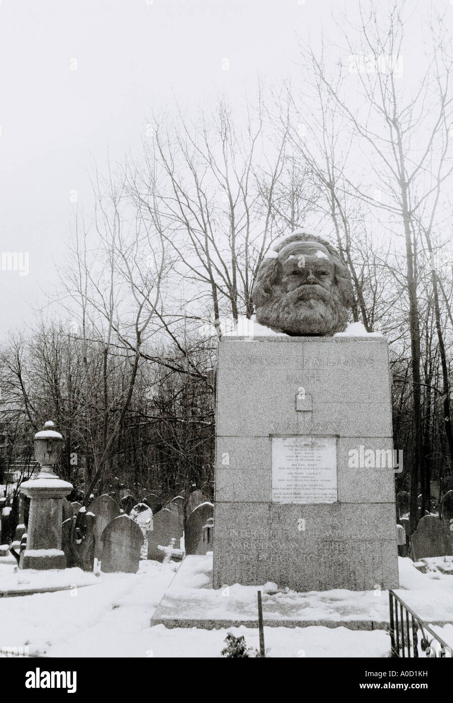 Karl Marx en el cementerio de Highgate en Londres, en Inglaterra en Gran Bretaña en el Reino Unido. Historia El comunismo marxismo marxista política Socialismo Foto de stock