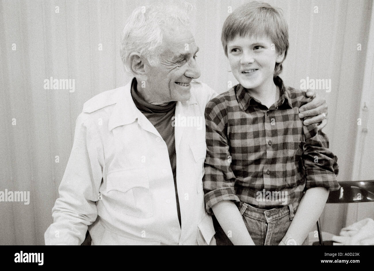 American Music compositor Leonard Bernstein y un joven cantante de coro Galés Aled Jones. Foto de stock