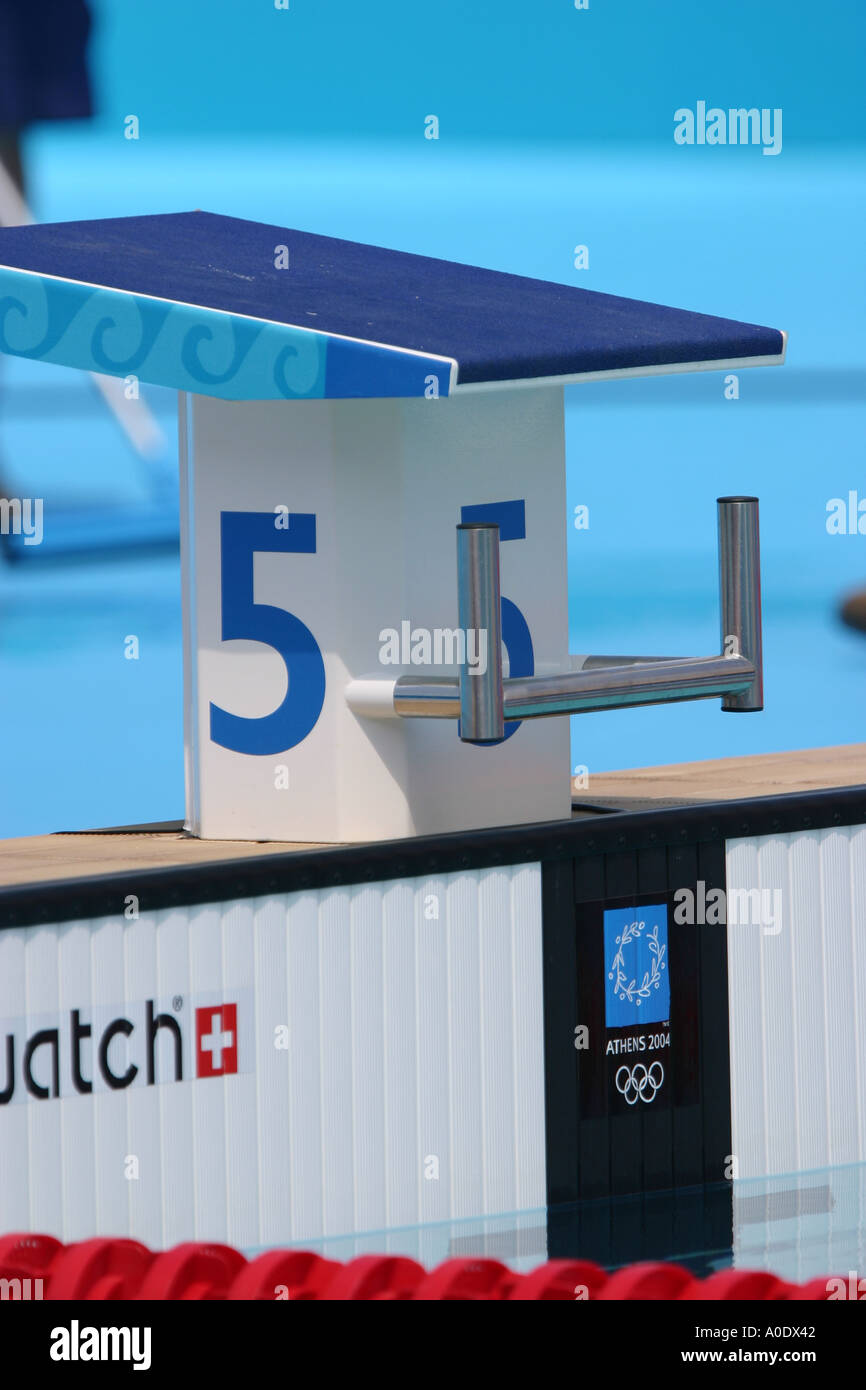 Bloque inicial en la piscina olímpica en los Juegos Olímpicos de Atenas