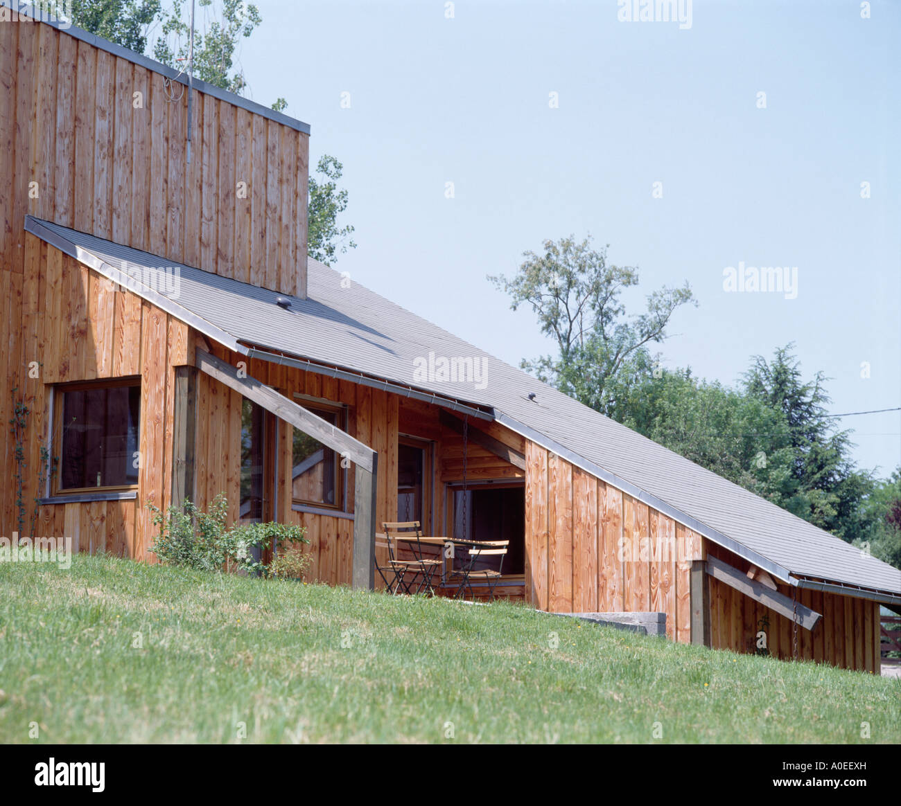 Casa moderna de madera con techo inclinado en Hillside Fotografía de stock  - Alamy