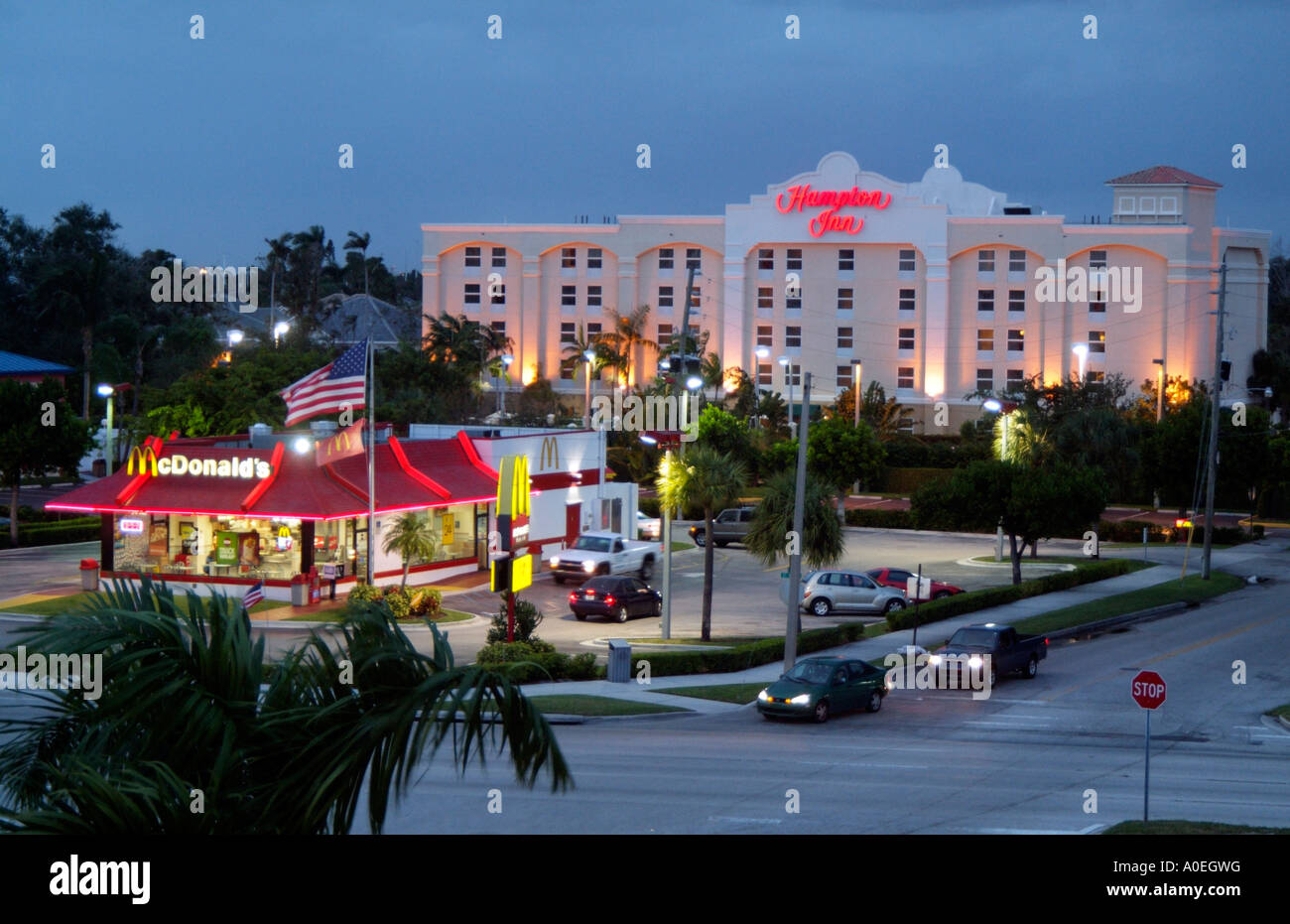 McDonalds fastfood restaurant y Hampton Inn. Fort Lauderdale, Florida USA. Por la noche. Foto de stock