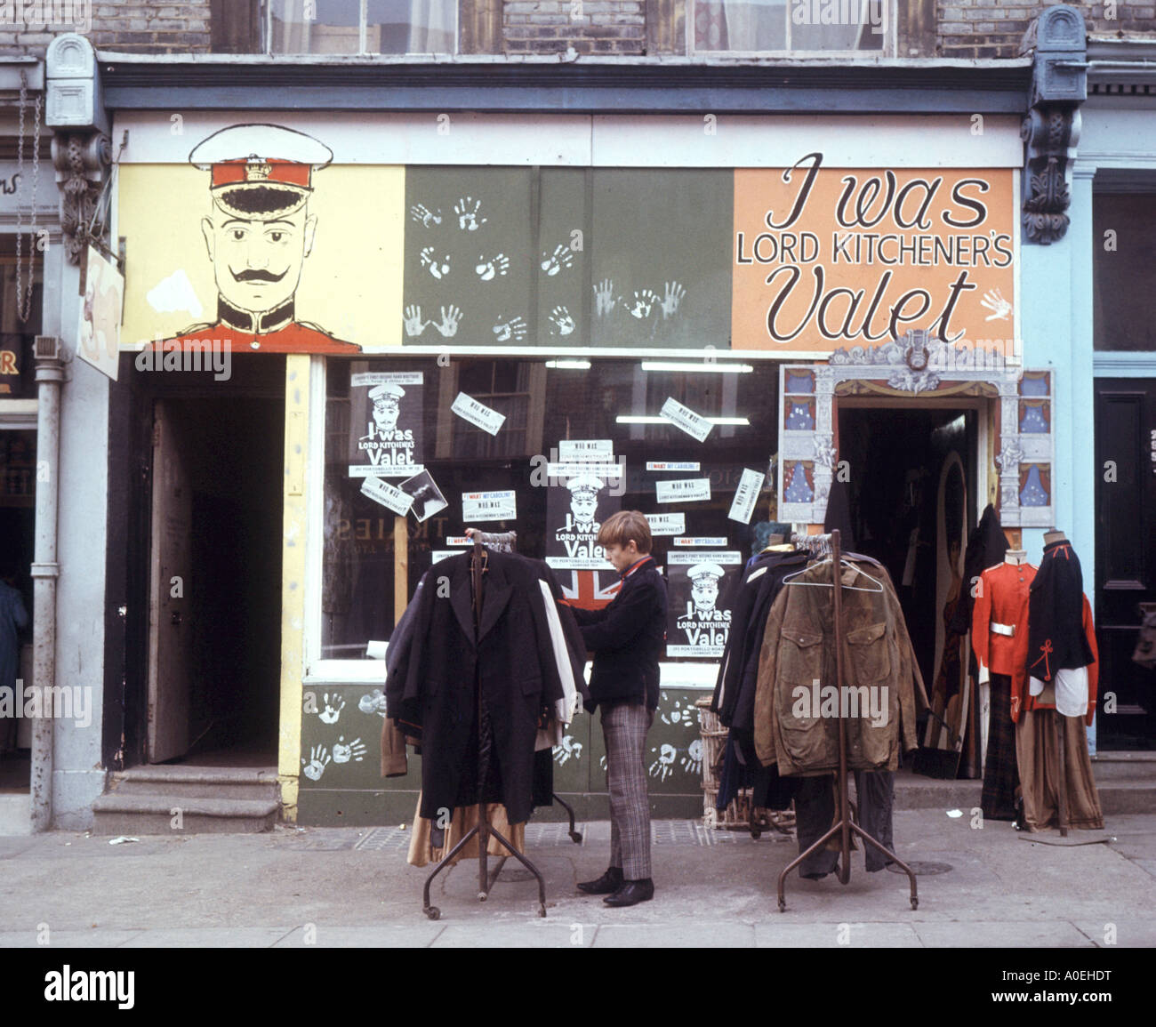 Señor KITCHENERS valet para la segunda boutique popular había ropa en  Portobello Road de Londres a mediados de 1960 Fotografía de stock - Alamy
