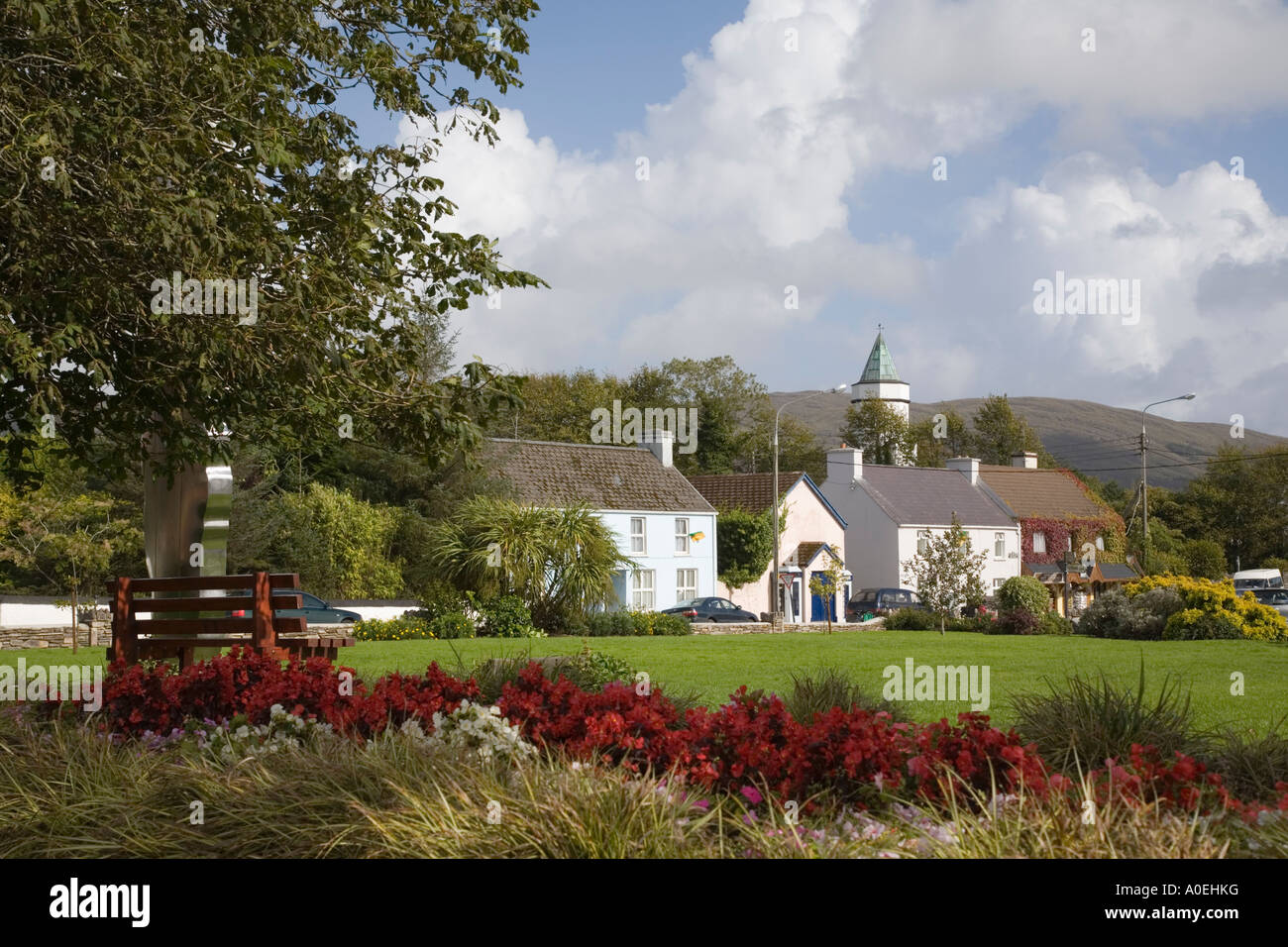 El condado de Kerry Sneem Eire Irlanda. North Square Village Green con casas tradicionales Foto de stock