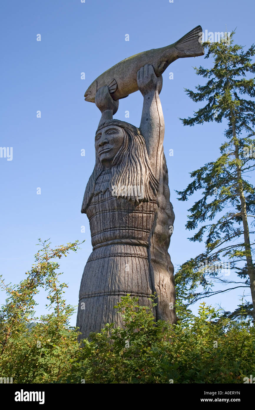 Estatua tallada en madera de Samish leyenda indiano de Doncella de engaño pasar State Park el estado de Washington, EE.UU. Foto de stock