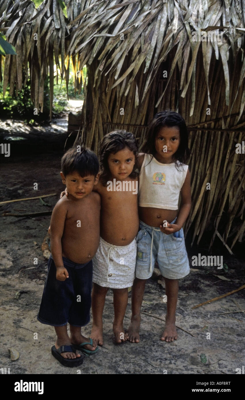 Tres niños tribales en una aldea cerca de Ariau Amazonas Manaus Brasil Foto de stock