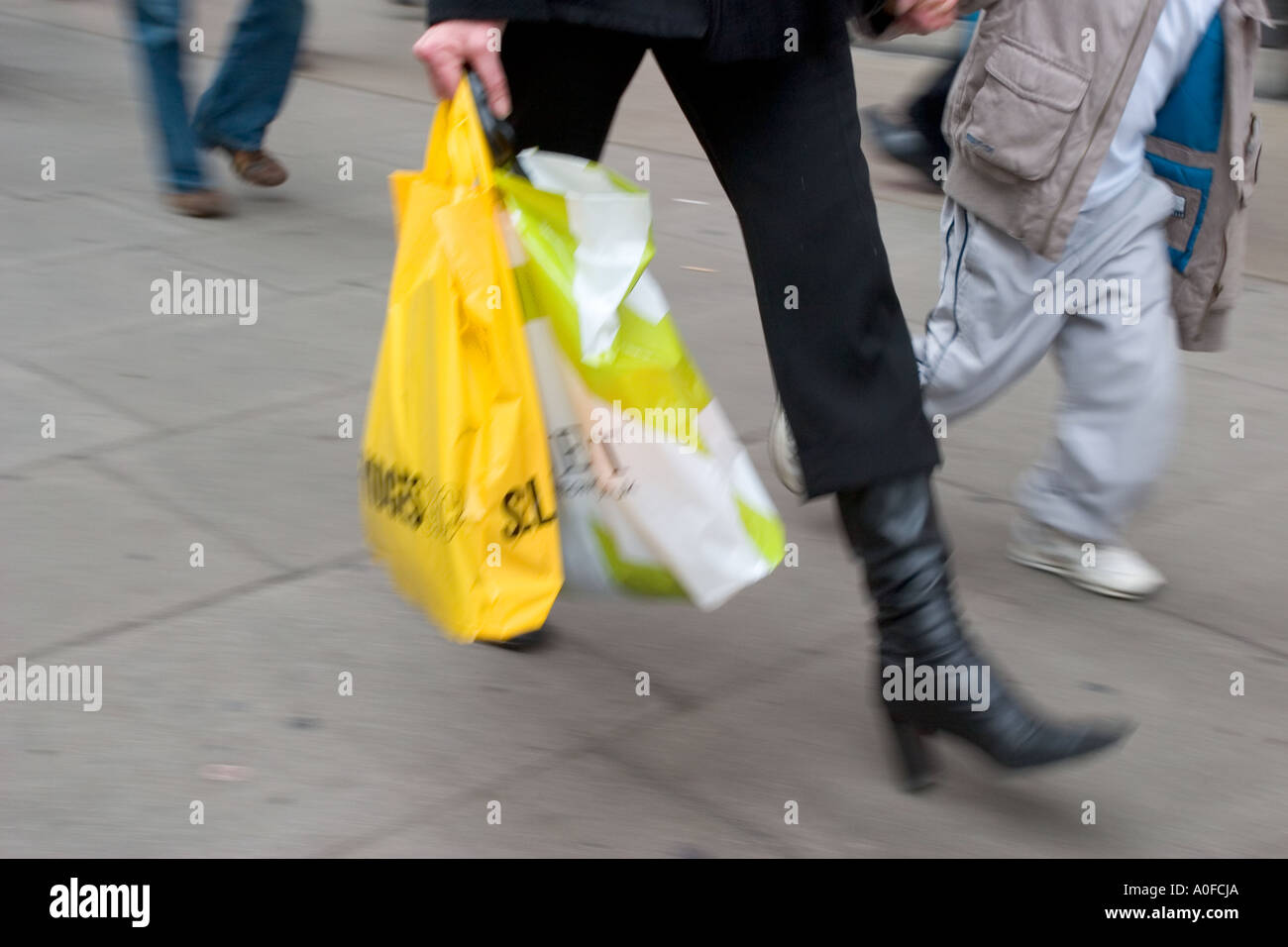 Los compradores hacen la mayoría de pre-ventas de Navidad en Oxford Street, Londres Foto de stock