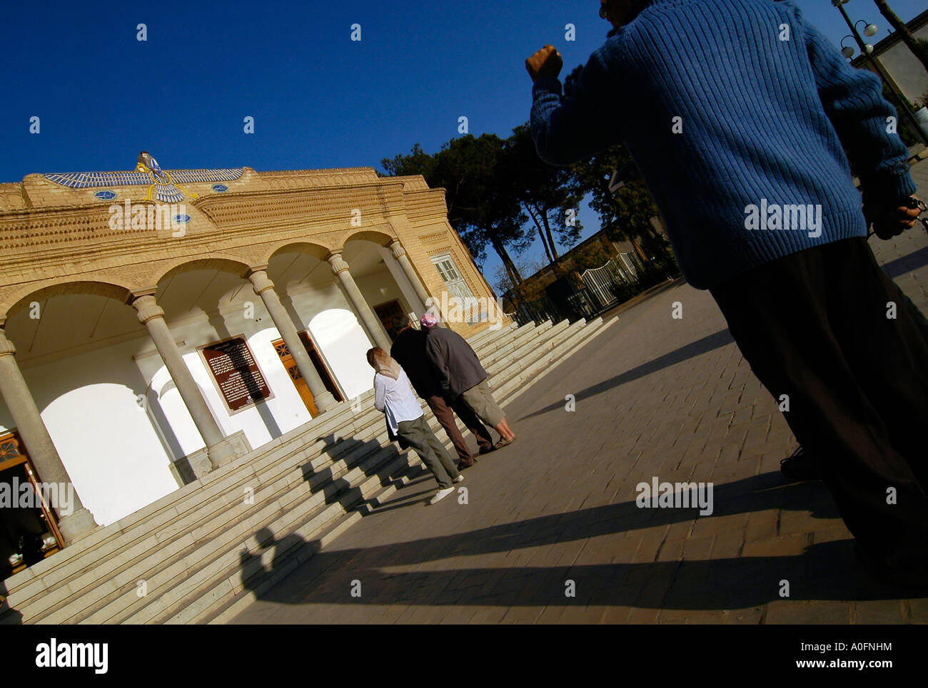 Los turistas occidentales visitando el antiguo templo de fuego, un santuario zoroástrica, en Yazd, Irán. Foto de stock