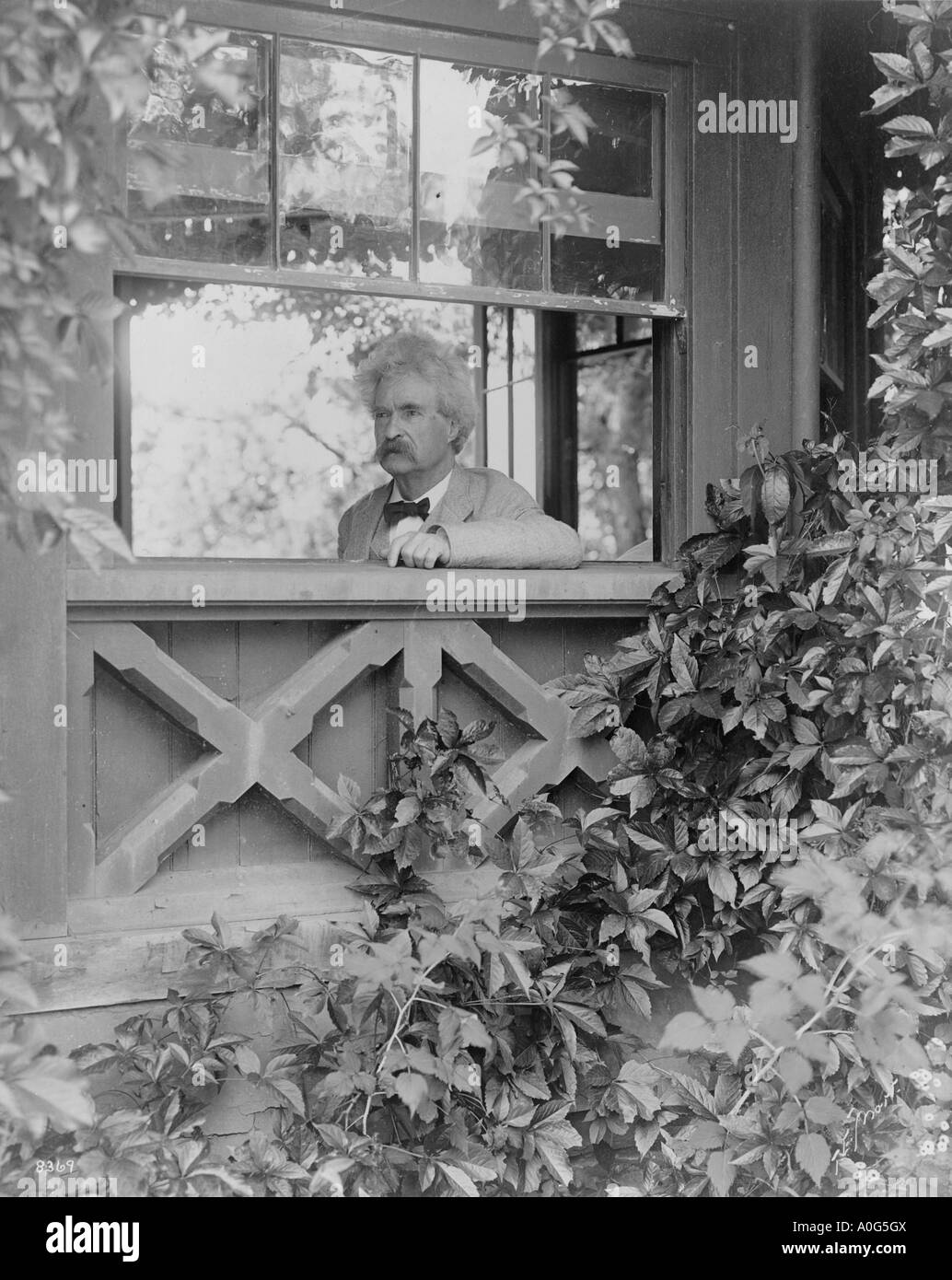 Mart Twain retrato de cabeza y hombros hacia la izquierda mirando por la ventana Foto de stock