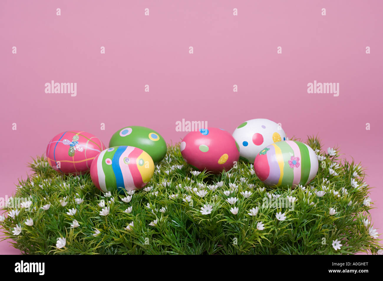 Los huevos de Pascua pintados sobre el césped Foto de stock