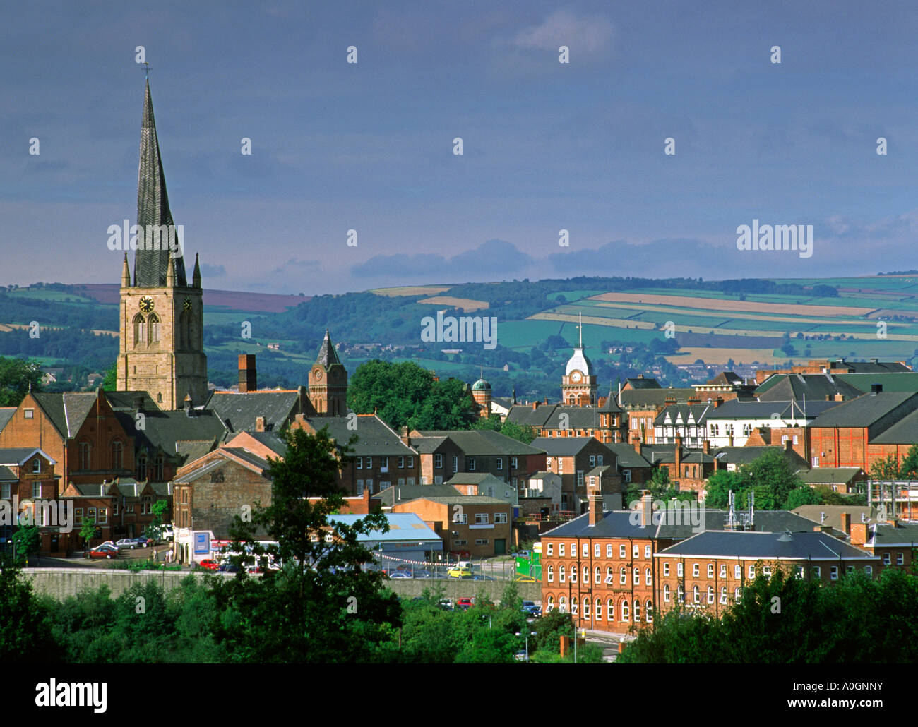 El Skyline en Chesterfield, Derbyshire Peak District en Inglaterra con la Iglesia visible crooked spire Foto de stock