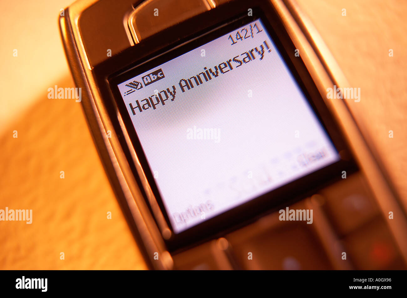 Mensaje de texto en la pantalla del teléfono móvil feliz aniversario Foto de stock