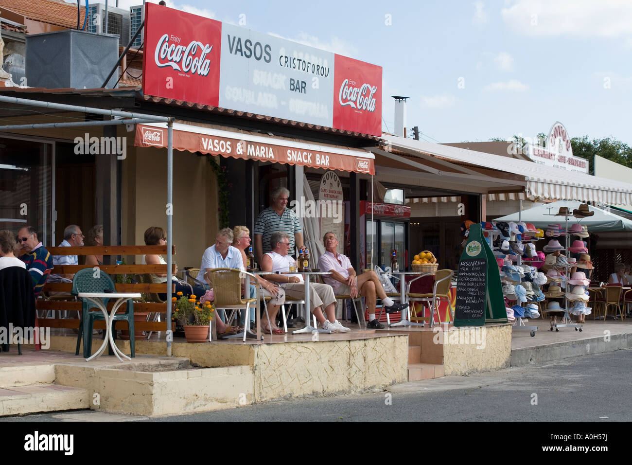VASOS Bar y Restaurante - Cafetería, con turistas relajarse viendo el mundo pasar. En PAPHOS Foto de stock