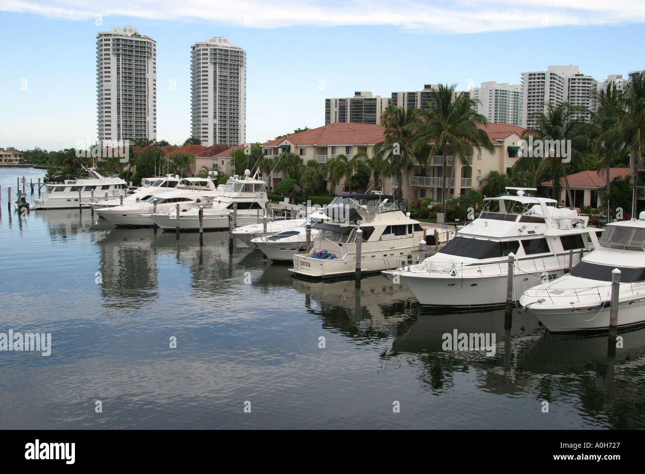 Miami Florida,Aventura,yates  intracosteros,barcos,condominios,residencias,bienes raíces,alquileres, inversiones,rascacielos de gran altura construyendo bui Fotografía de stock  - Alamy