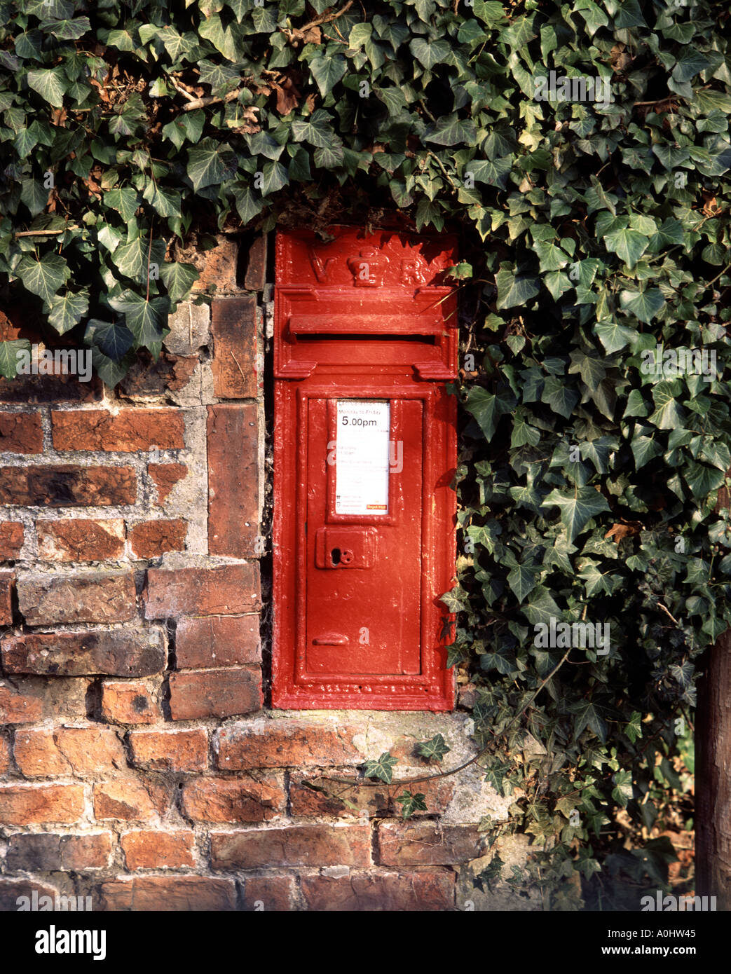 Lincolnshire Wolds Rex Victoriano postbox fijado en la pared de casa Foto de stock