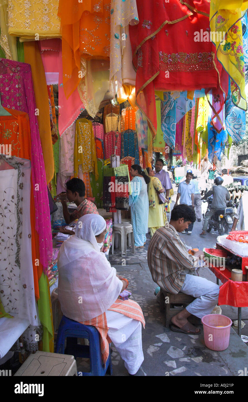 India Delhi vieja Delhi Chandni Chowk Bazar fila de coloridas tiendas de  paños verticales Fotografía de stock - Alamy