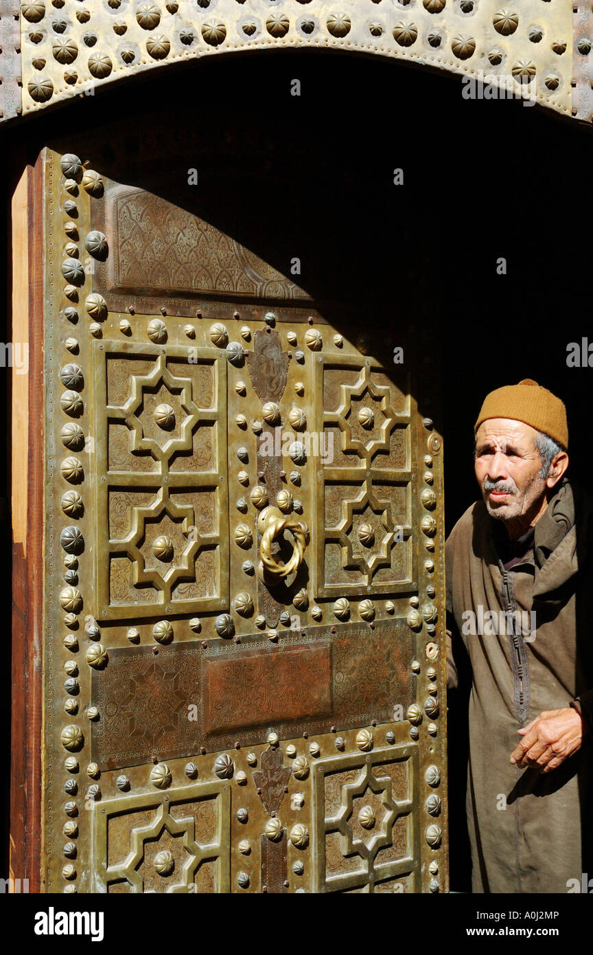Puerta de entrada tradicional en la Medina, viejo en un dschellaba , Marrakech , Marokko , Afrika Foto de stock