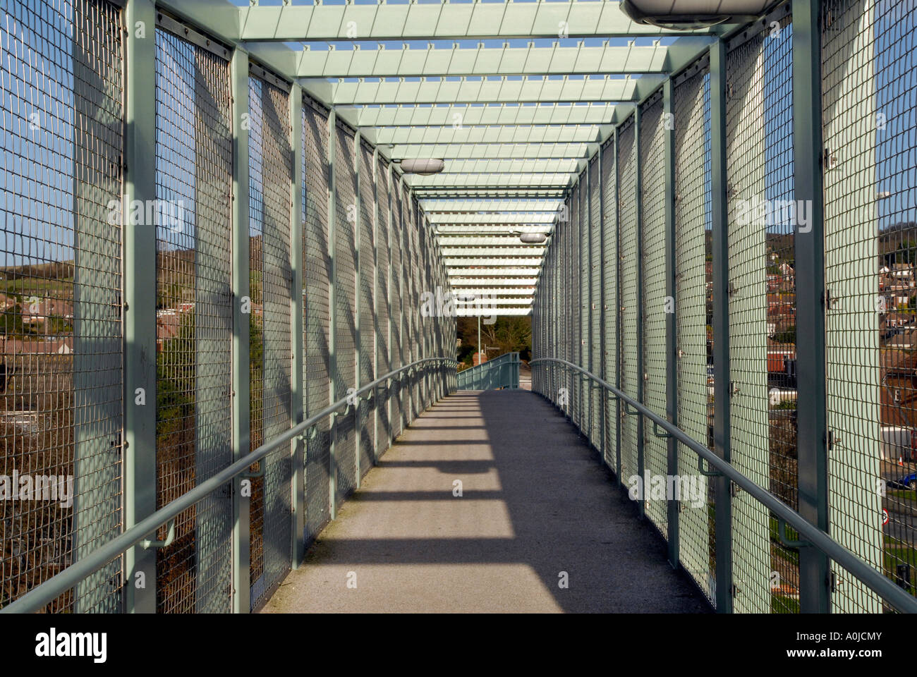 Stark belleza moderna en un elegante puente de metal y concreto en Sussex. Foto de stock