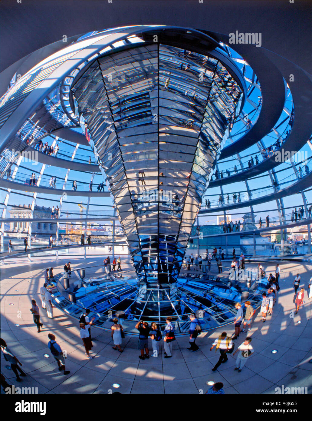 La cúpula del Reichstag de Berlín por Norman Forster interieur Foto de stock