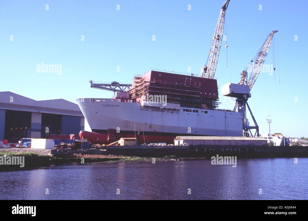 Proa del buque de aprovisionamiento RFA Cardigan Bay en construcción en el astillero de BAE Systems Govan en Clyde Glasgow Escocia Foto de stock