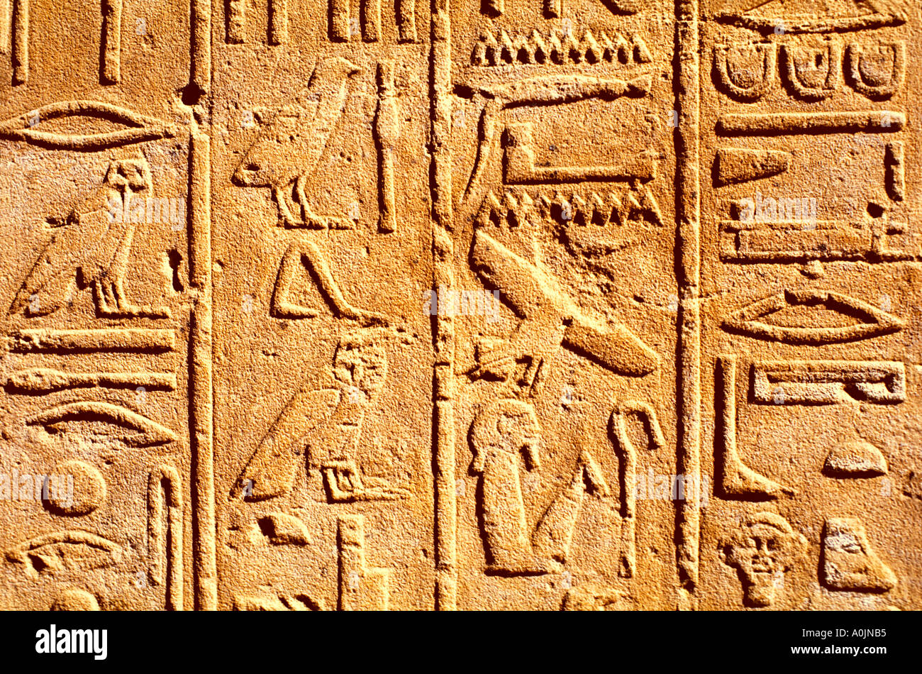 Egipto LUXOR Templo de Karnak relieve con jeroglíficos Foto de stock