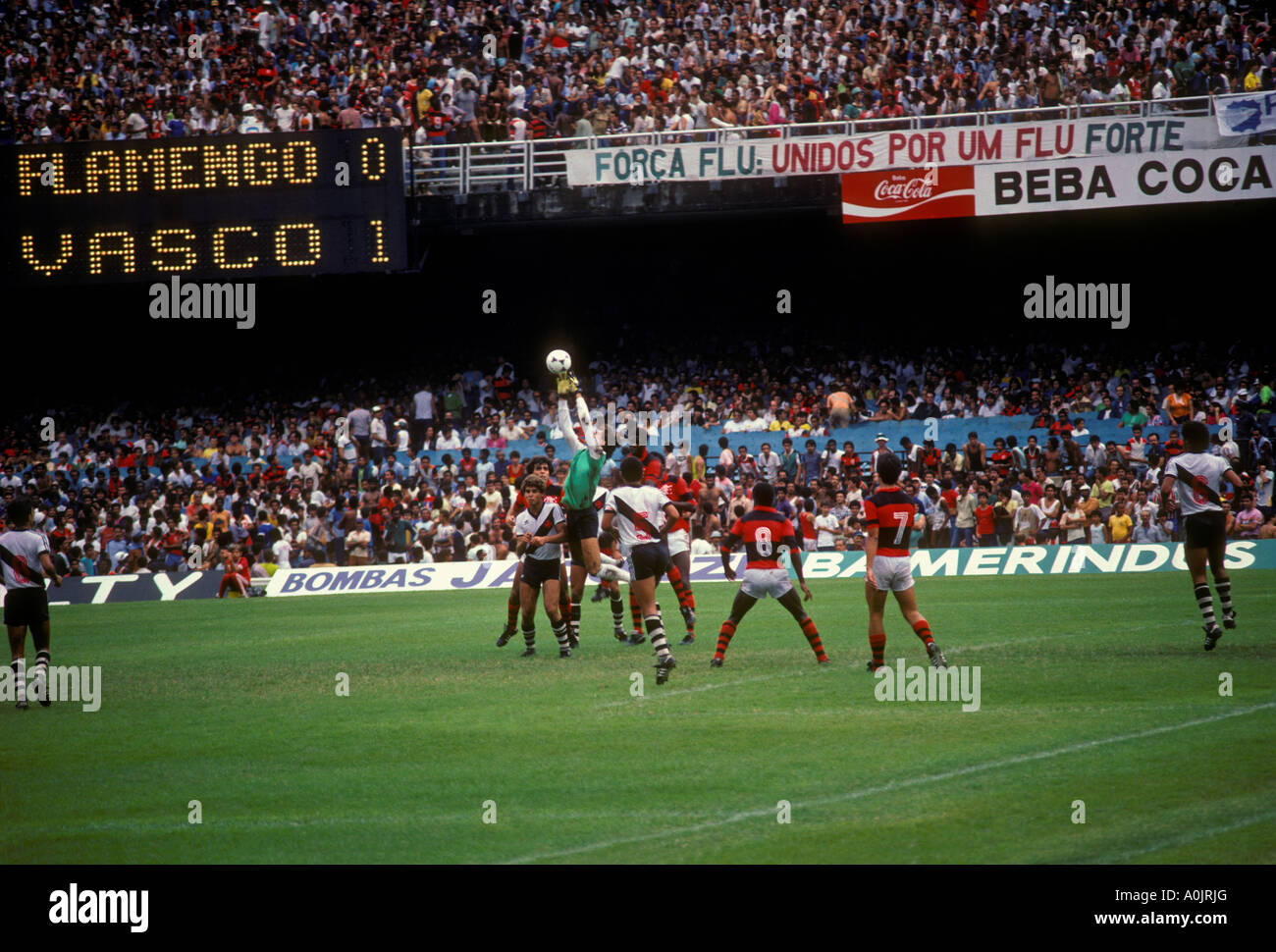 Juego de fútbol, fútbol, estadio Maracaná, el estadio Maracaná de Río de Janeiro, estado de Río de Janeiro, Brasil, América del Sur Foto de stock