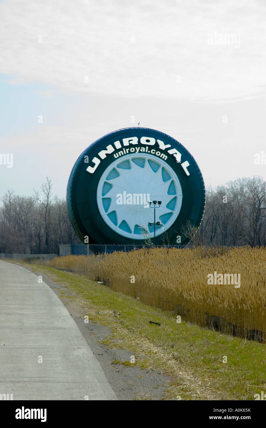 Uniroyal neumático gigante en la I-94 cerca de Detroit, Michigan, EE.UU. Foto de stock