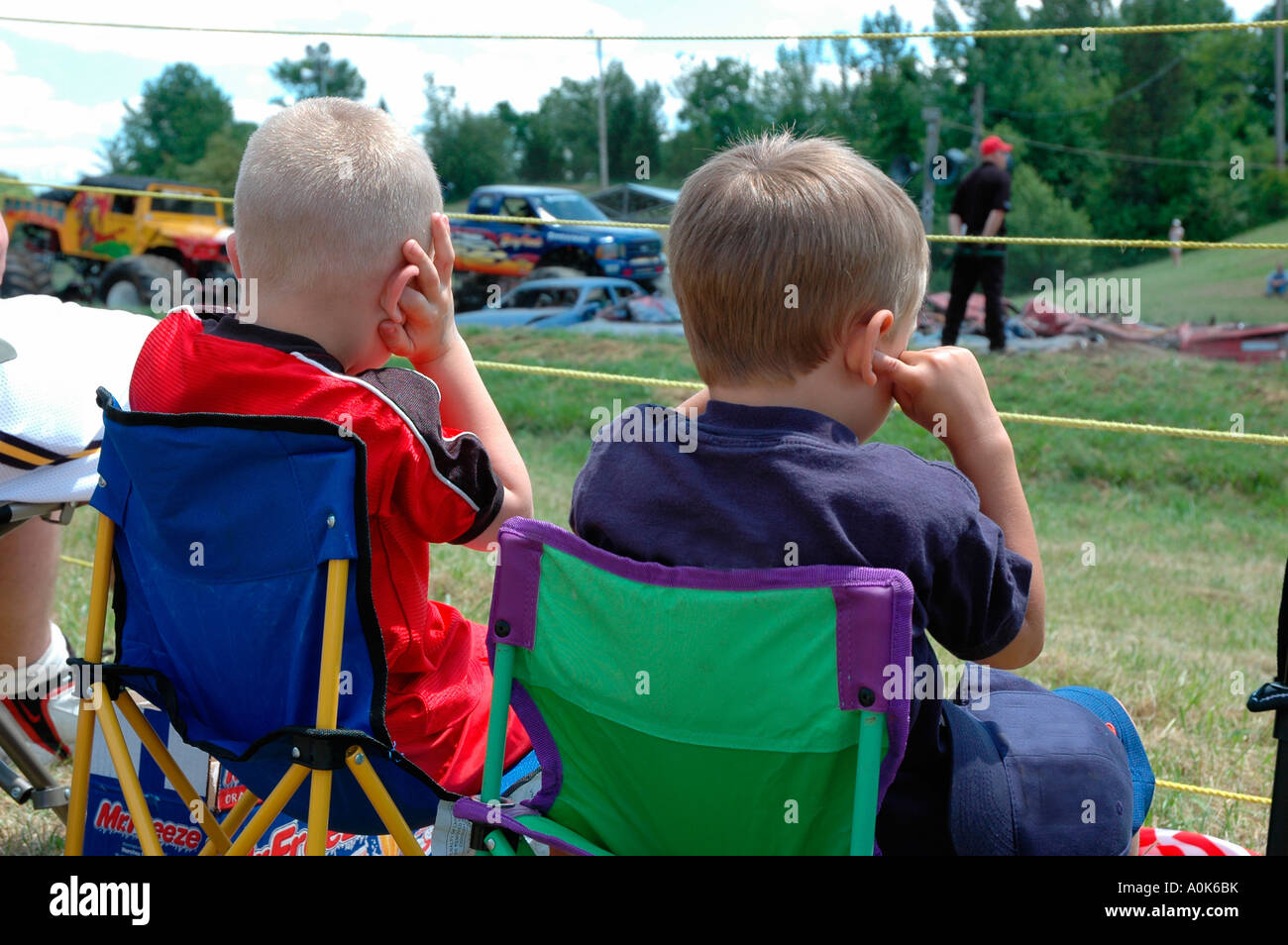 Los niños de 4 años cubren las orejas en Monster Truck Race, Inwood en
