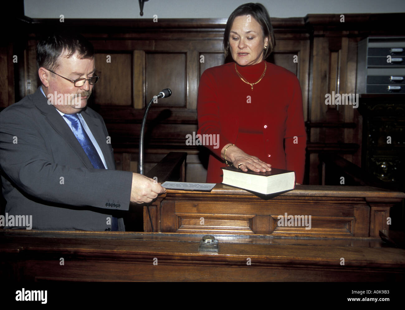 Mujer jura un juramento de honestidad en la Torah en el Tribunal de magistrados de Westminster en Londres Foto de stock