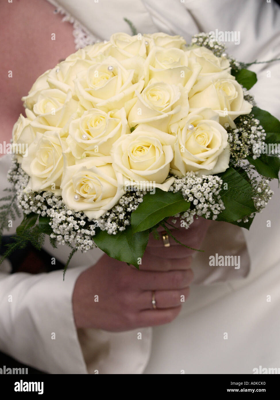 Primer plano de ramo de rosas amarillas pastel decorado con perlas Foto de stock