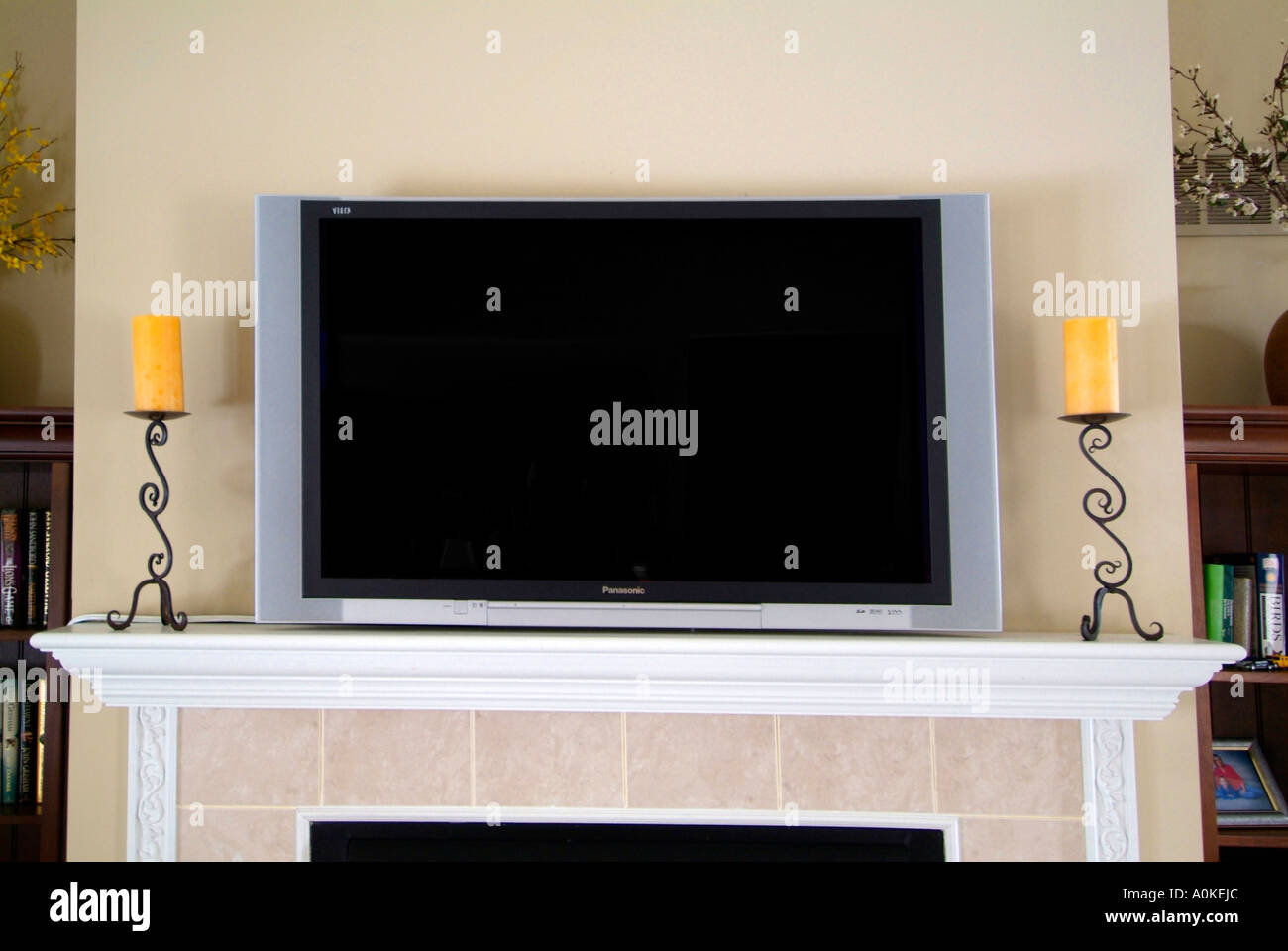 De plasma de 42 pulgadas LCD HD ED, televisión de pantalla plana montada  sobre una chimenea en una casa Fotografía de stock - Alamy