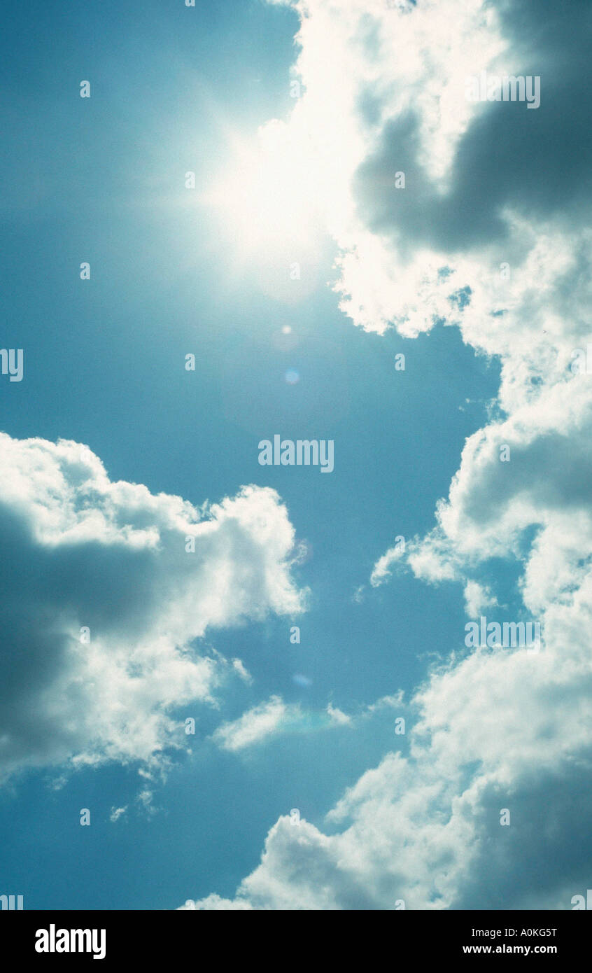 Sol y nubes Sonne und Wolken Himmel sky vertical Hochformat Foto de stock