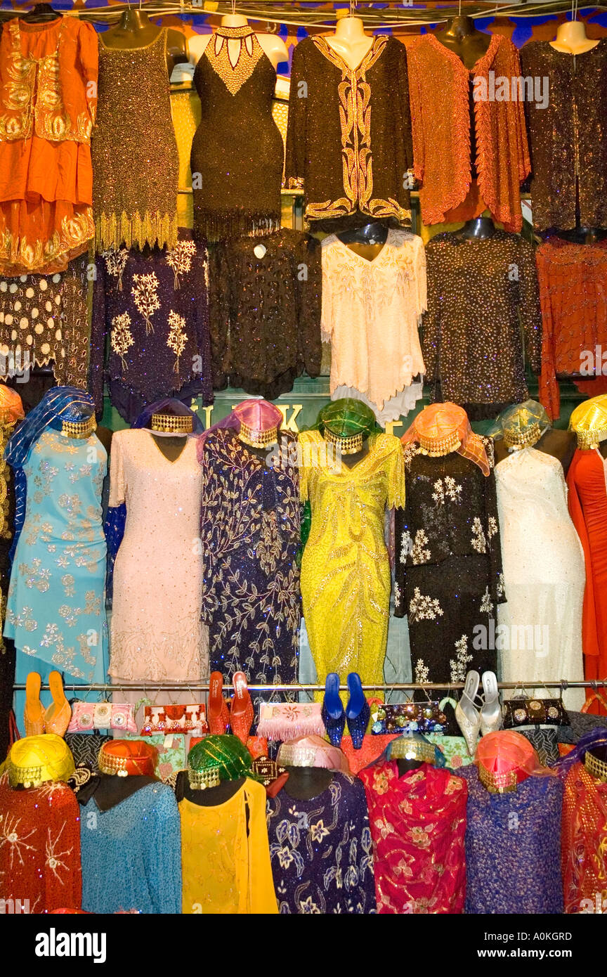 Luminosas y alegres, ropa de mujer, vestidos, moda, a la venta en el Gran  Bazar de Estambul, Turquía. DSC 7042 Fotografía de stock - Alamy