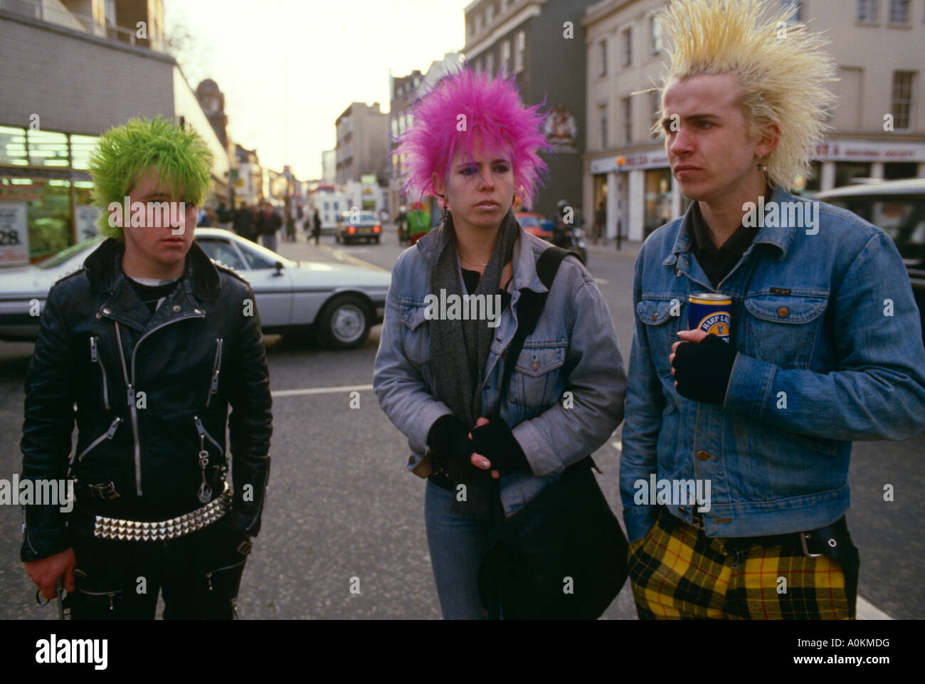 Los rockeros punk en el Kings Road, Chelsea, Londres, Inglaterra, en la década de 1980 Foto de stock