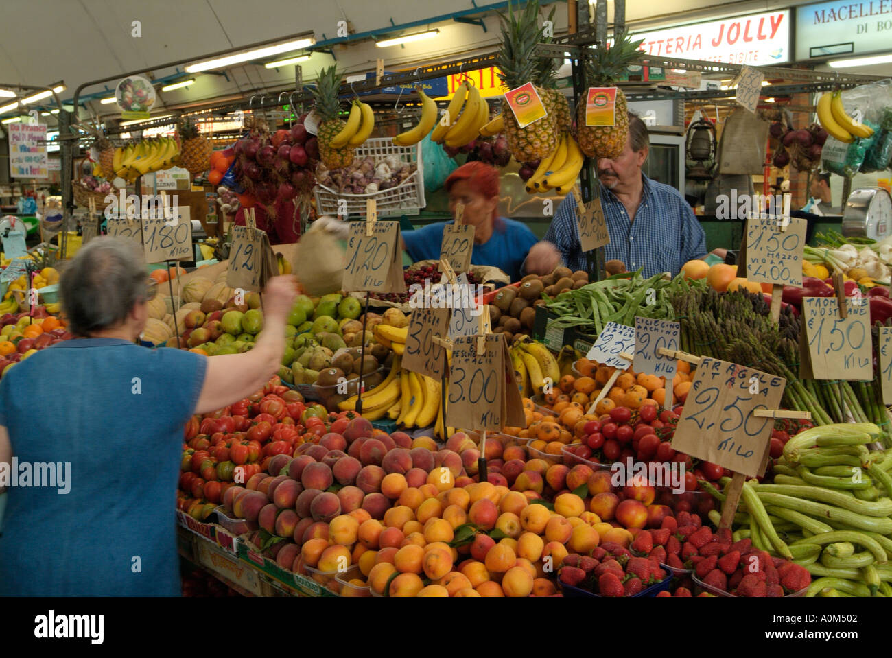 Mercado de frutas de San Remo, Liguria, Italia Foto de stock