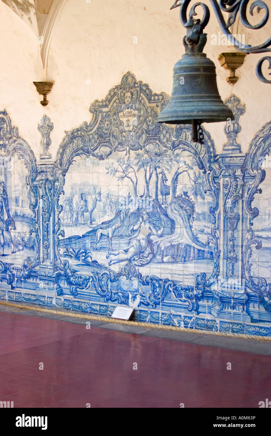 Azulejos azules de estilo portugués y la campana de la Iglesia y el Convento de San Francisco Salvador da Bahia, Brasil Foto de stock
